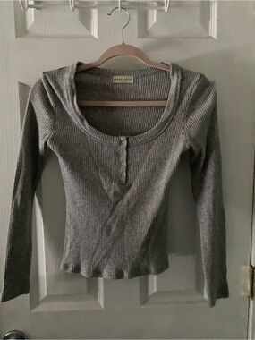Frankie Shop Ribbed Scoop-Neck Henley Long Sleeve Top in Gray